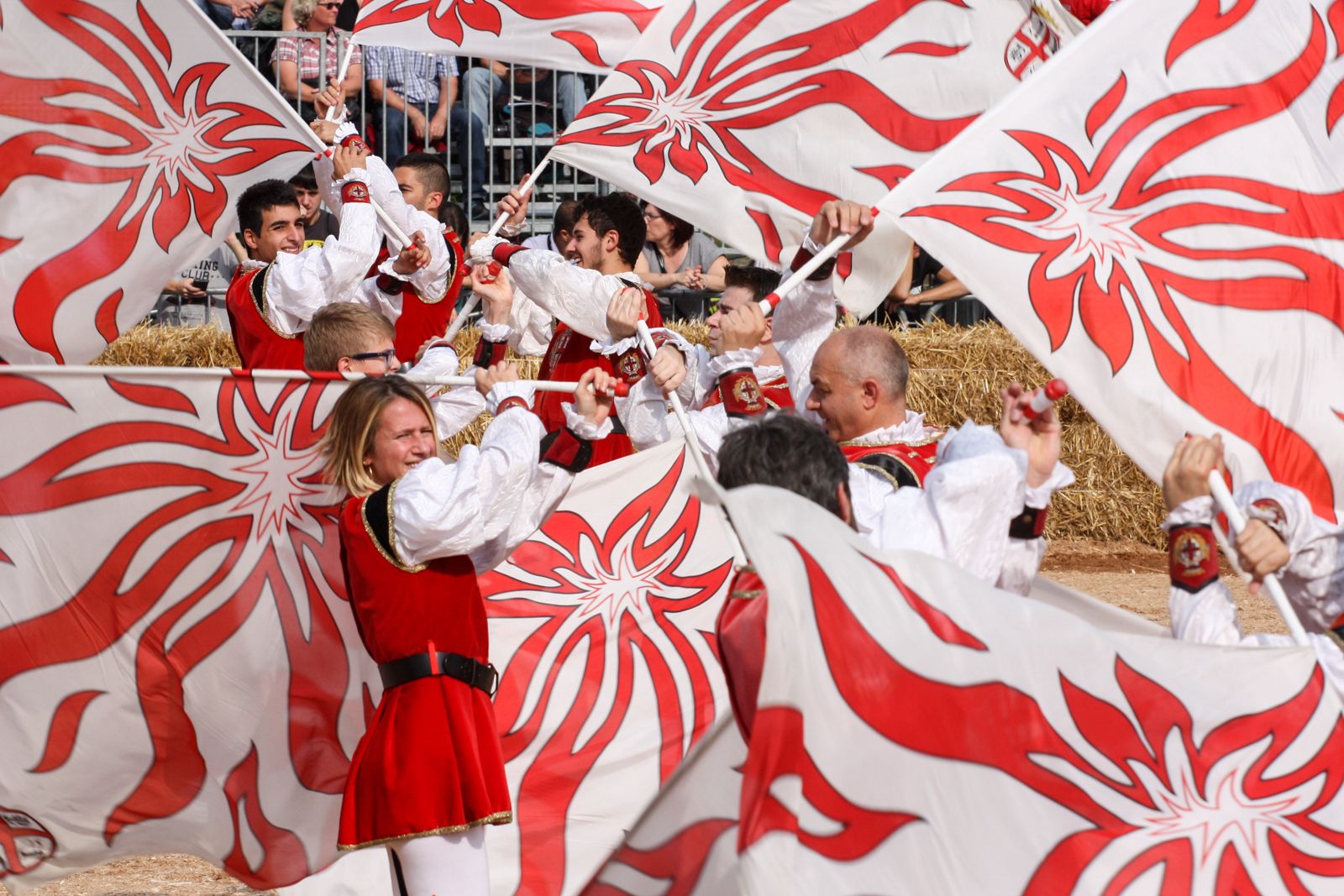 Corteo storico medievale con costumi d'epoca